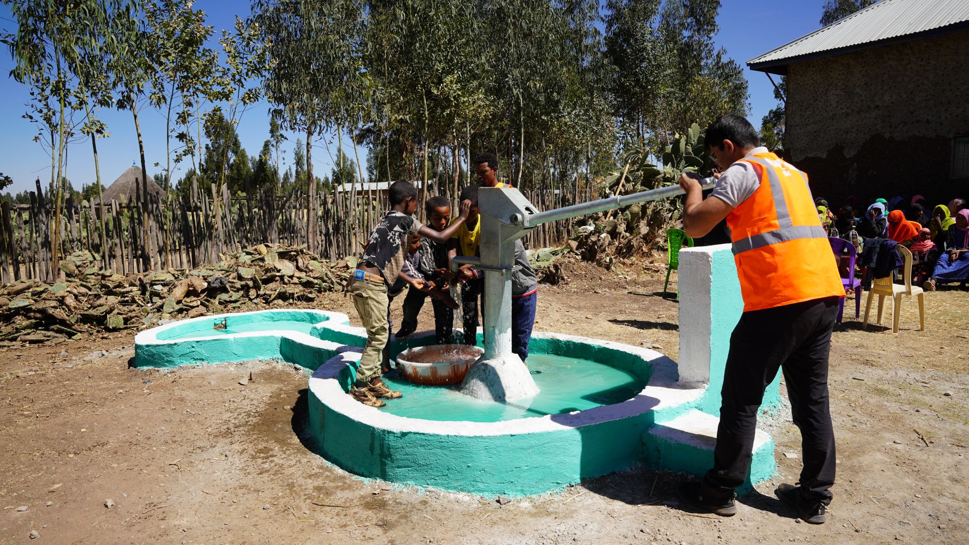 Çocuklarla toplu fotoğraf